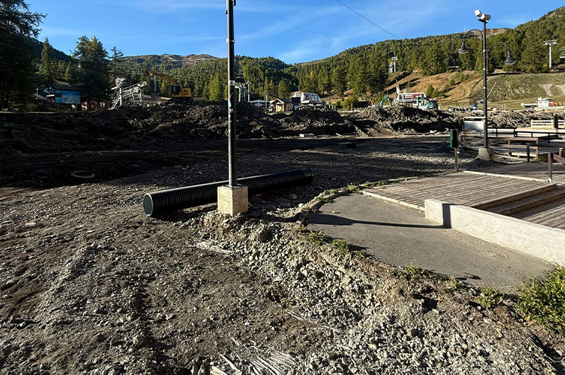 Travaux de terrassement sur le front de neige de Risoul 1850