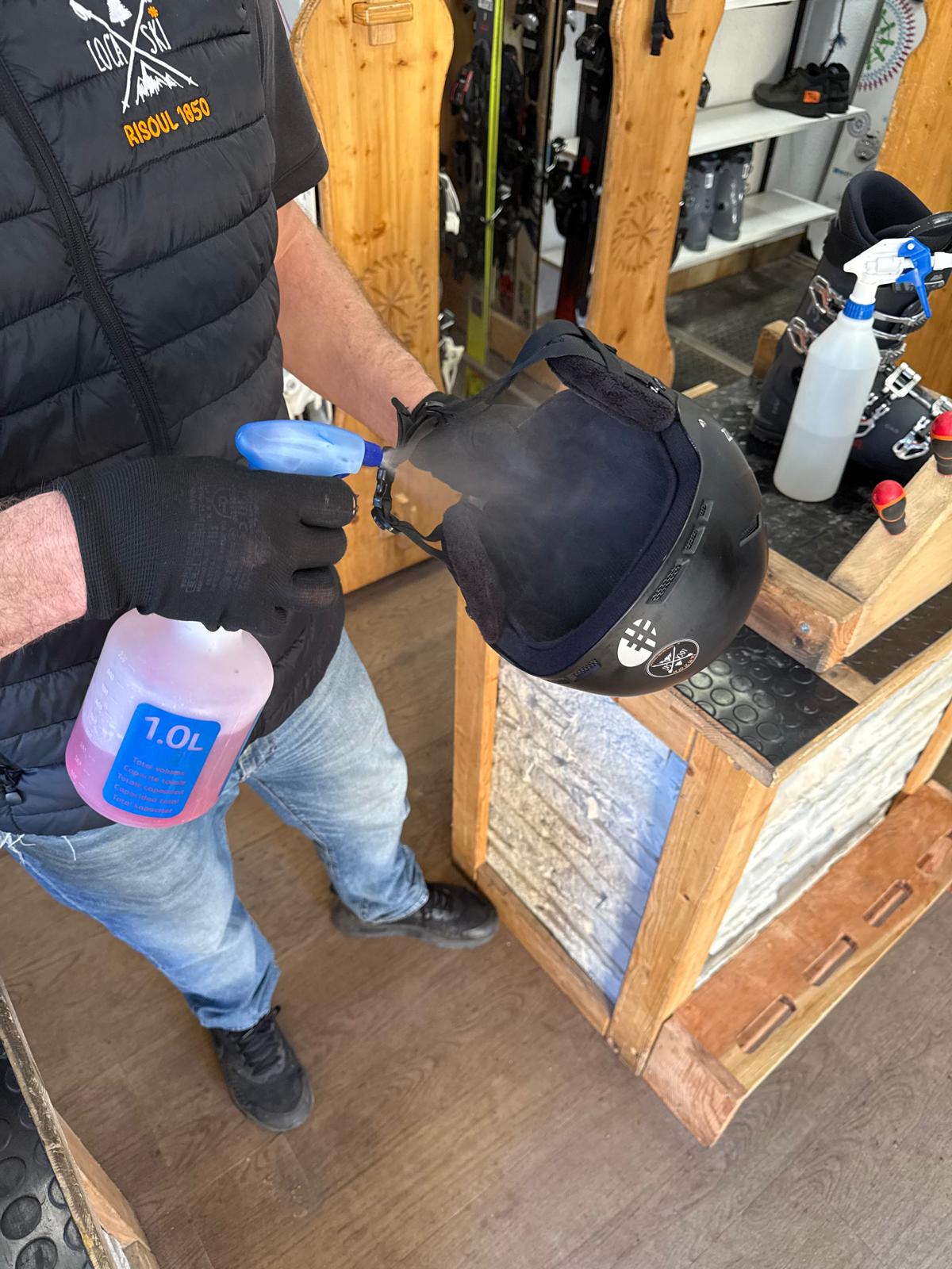 Désinfection complète d’un casque de ski par l’équipe Loca’ski