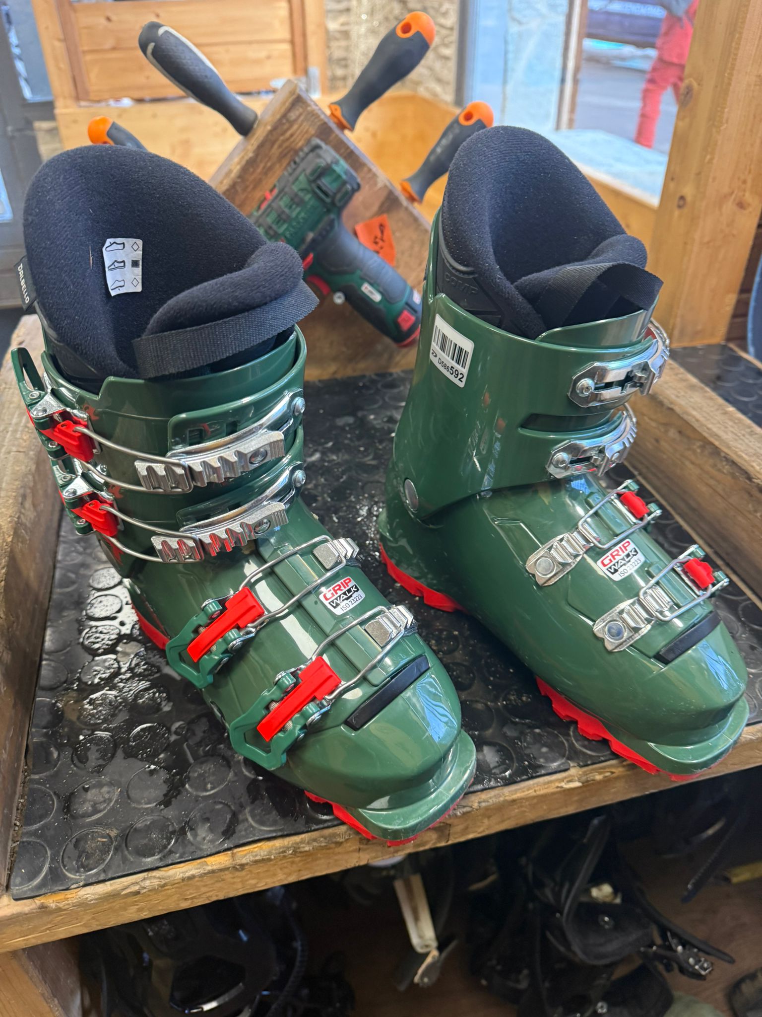 Chaussures de ski Dalbello confortables sur un établi d'atelier