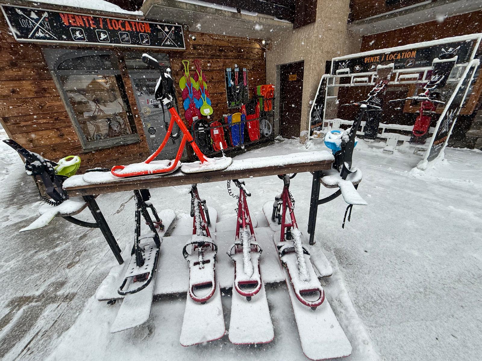 Snowscoots enneigés devant le magasin Loca'ski
