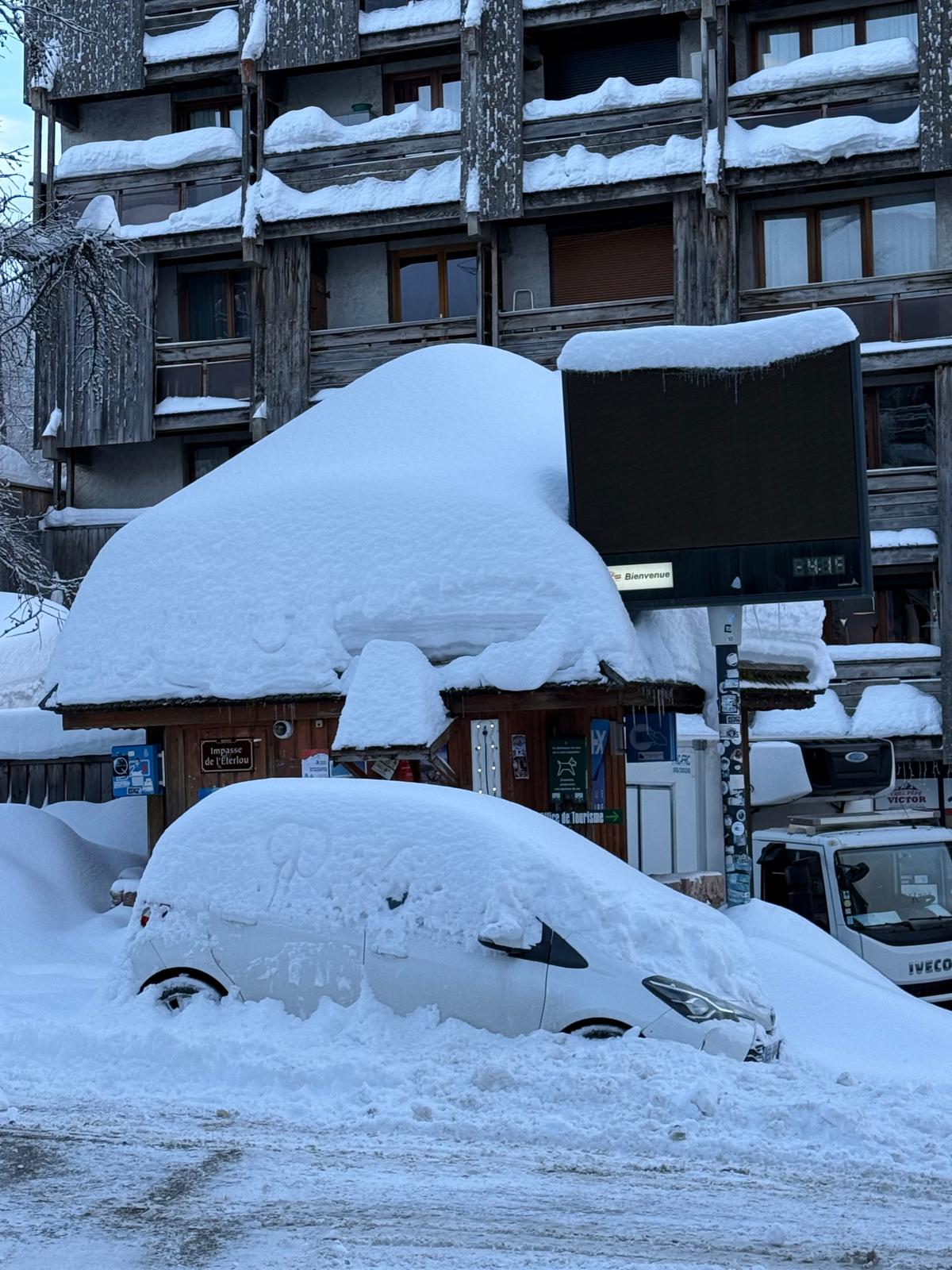 Voiture ensevelie sous une épaisse couche de neige à Risoul 1850