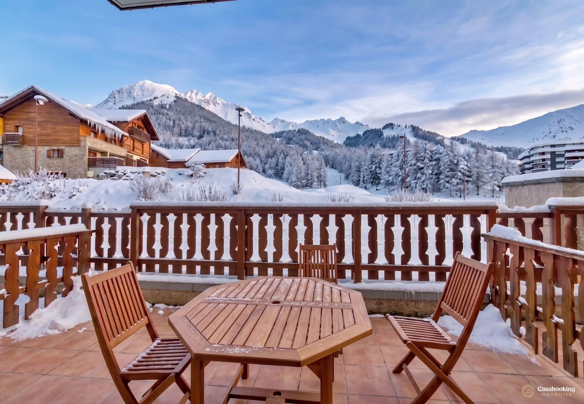 Terrasse de chalet en bois offrant une vue panoramique sur les montagnes
